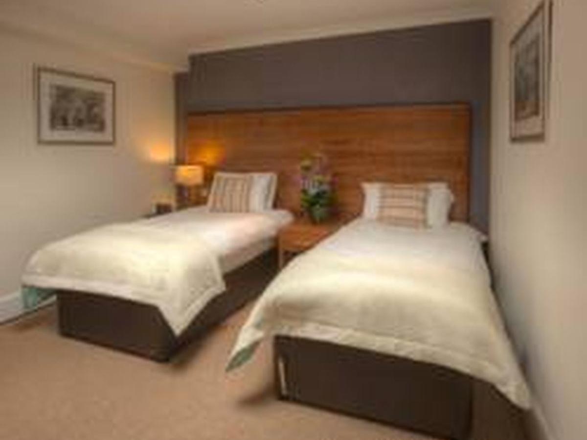 โรงแรมเดอะโบลีน Staines-upon-Thames ภายนอก รูปภาพ