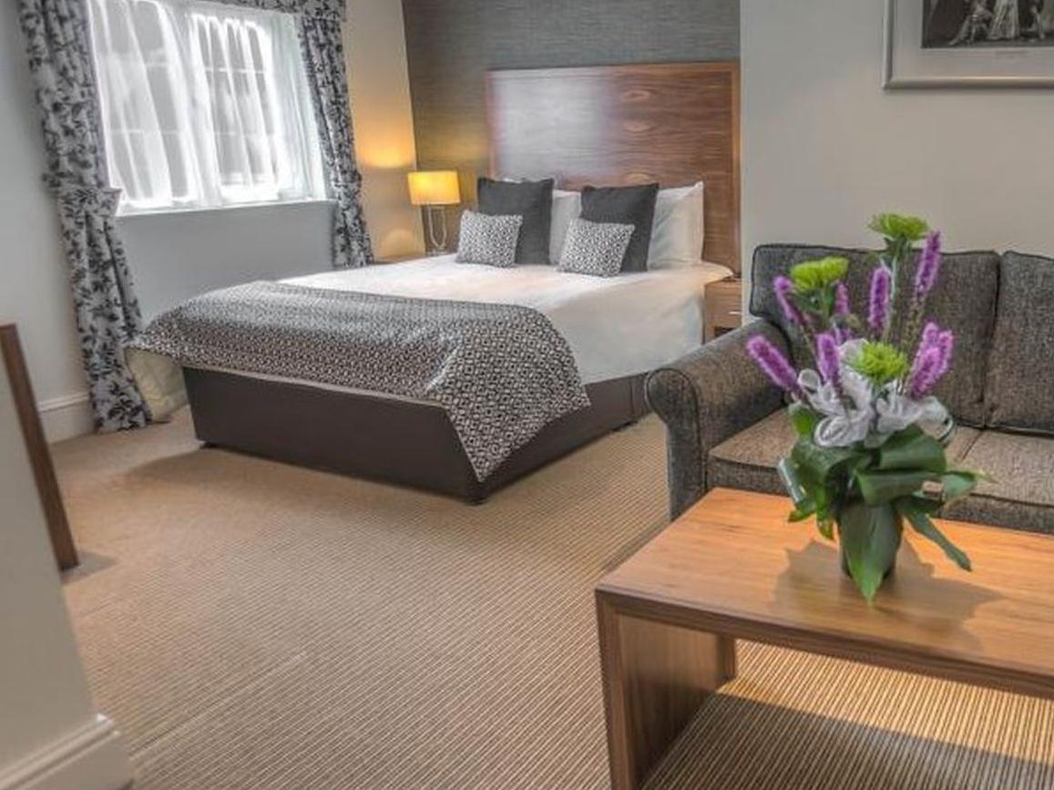 โรงแรมเดอะโบลีน Staines-upon-Thames ภายนอก รูปภาพ