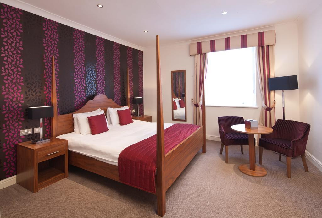 โรงแรมเดอะโบลีน Staines-upon-Thames ภายนอก รูปภาพ