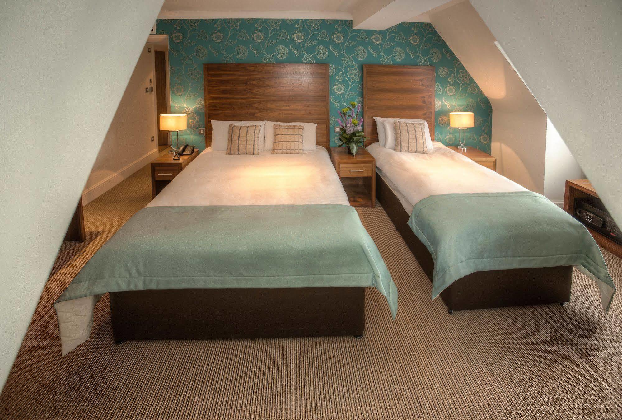 โรงแรมเดอะโบลีน Staines-upon-Thames ภายนอก รูปภาพ