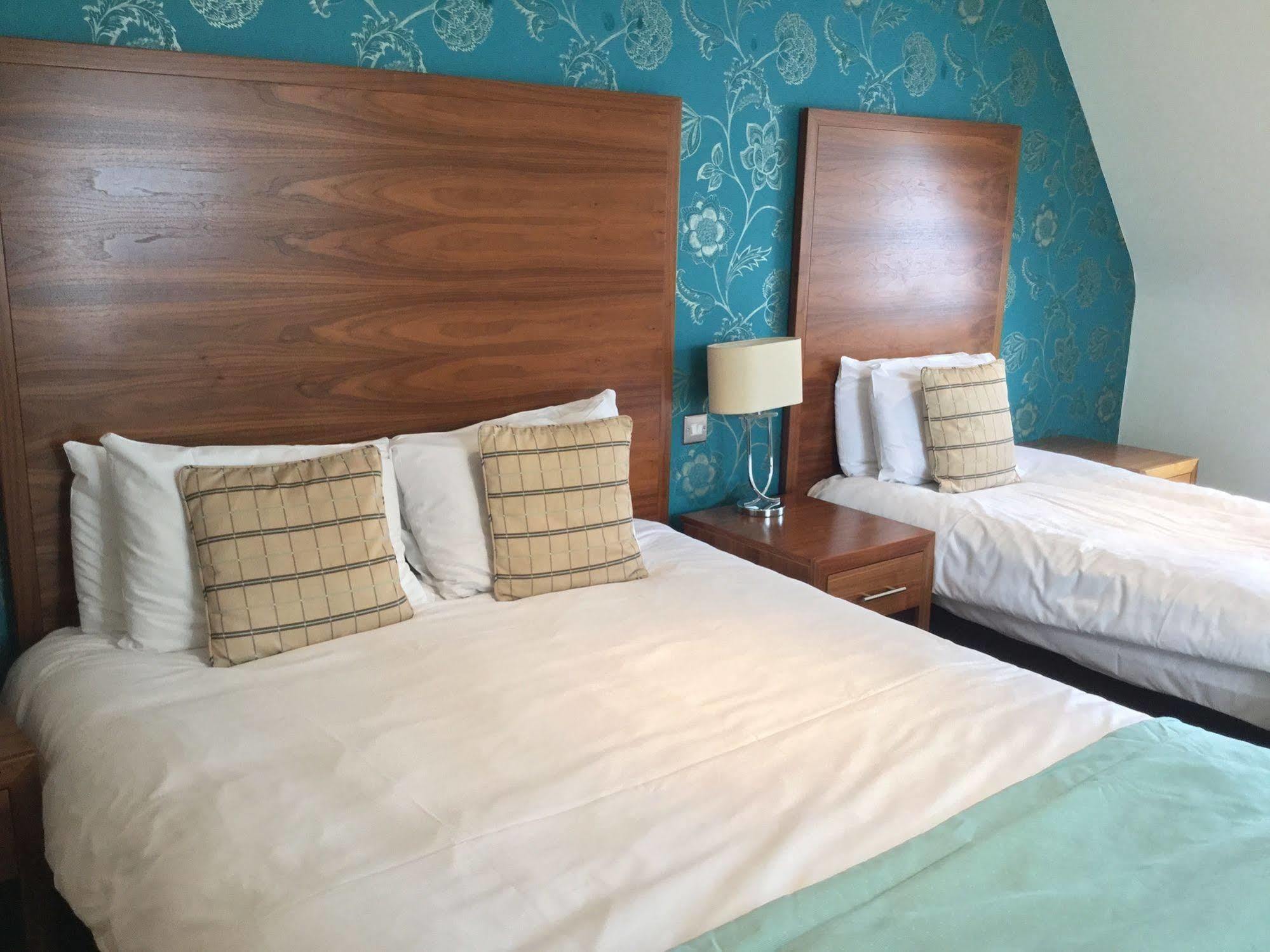 โรงแรมเดอะโบลีน Staines-upon-Thames ภายนอก รูปภาพ