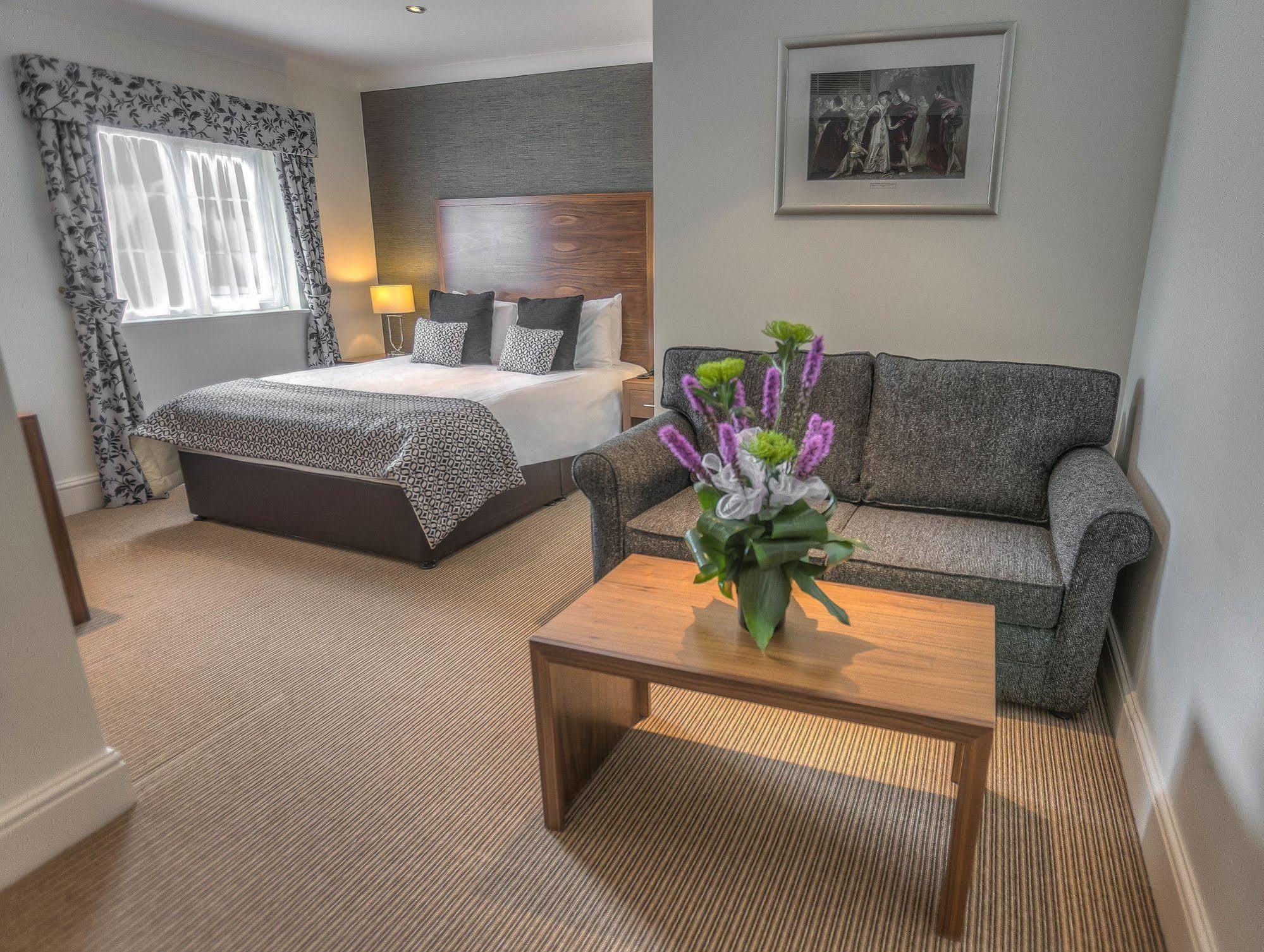 โรงแรมเดอะโบลีน Staines-upon-Thames ภายนอก รูปภาพ