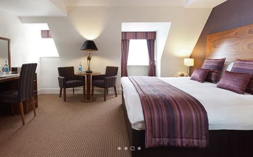 โรงแรมเดอะโบลีน Staines-upon-Thames ภายนอก รูปภาพ